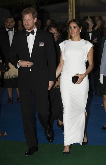 Este vestido blanco de Don O'Neill que la duquesa lució en una cena de gala en Tonga fue de los primeros de gala con los que se la vio en su embarazo, y ya demostraba su predilección por el color blanco.