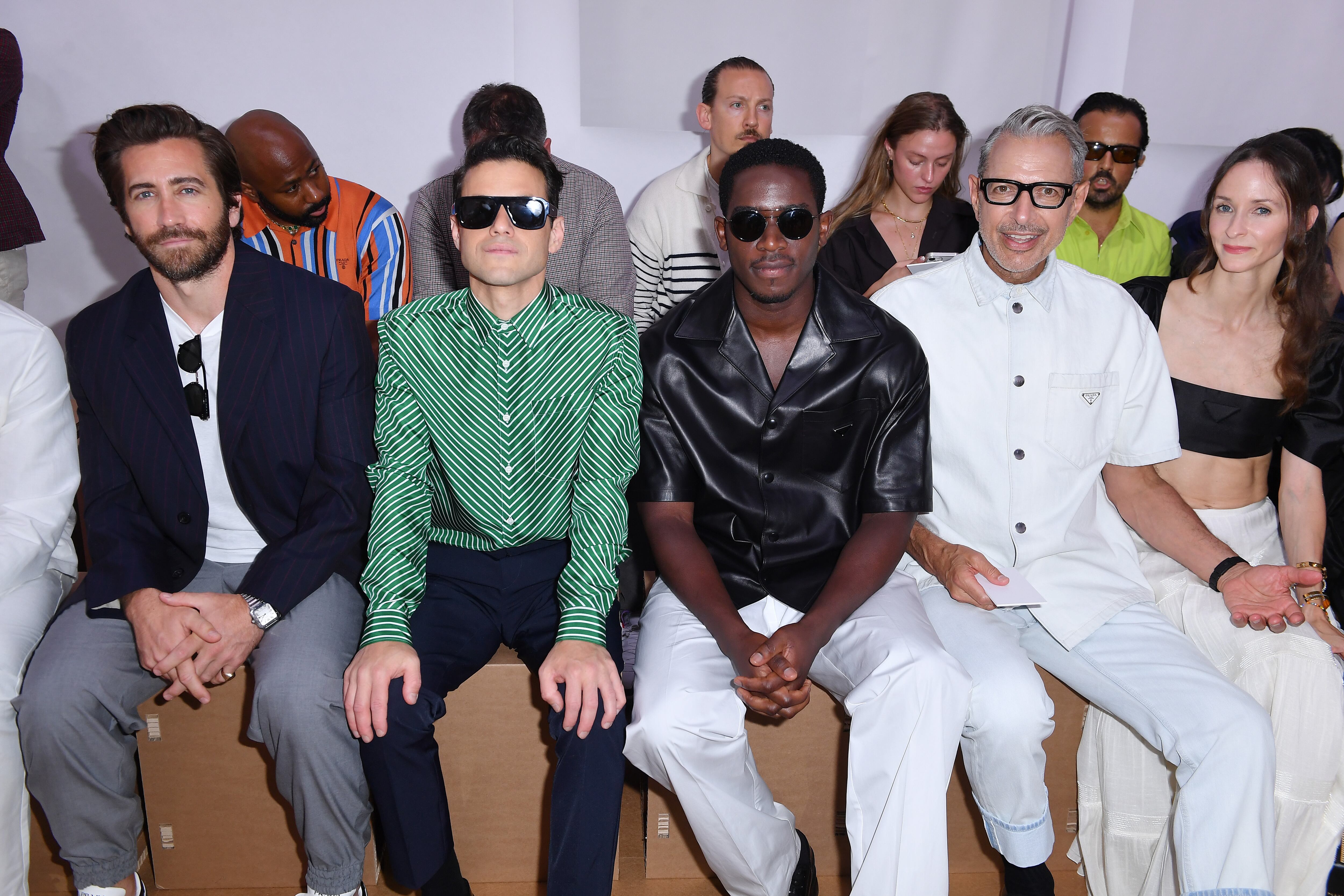 Jake Gyllenhaal, Rami Malek, Damson Idris, Jeff Goldblum y su esposa Emilie Goldblum en un desfile de Prada el pasado junio en Milán.