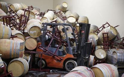 Centenares de barriles de vino quedaron da&ntilde;ados tras el terremoto en Napa.
