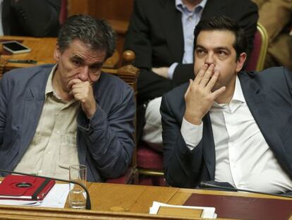 El primer ministro griego, Alexis Tsipras (derecha), junto al ministro de Finanzas Eúclides Tsakalotos, en el Parlamento griego.