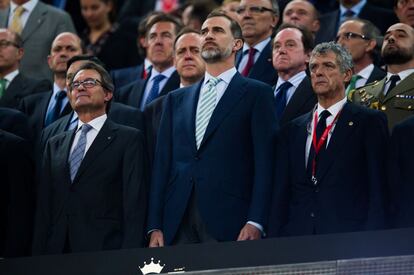 El presidente catalán, Artur Mas; Felipe VI y el presidente de la Federación Española de Fútbol, Ángel María Villar, escuchan el himno nacional antes de la final de la Copa del Rey entre el Athletic Club de Bilbao y el FC Barcelona, el 30 de mayo de 2015. La melodía recibió una ensordecedora pitada por parte de las aficiones presentes en el Camp Nou.