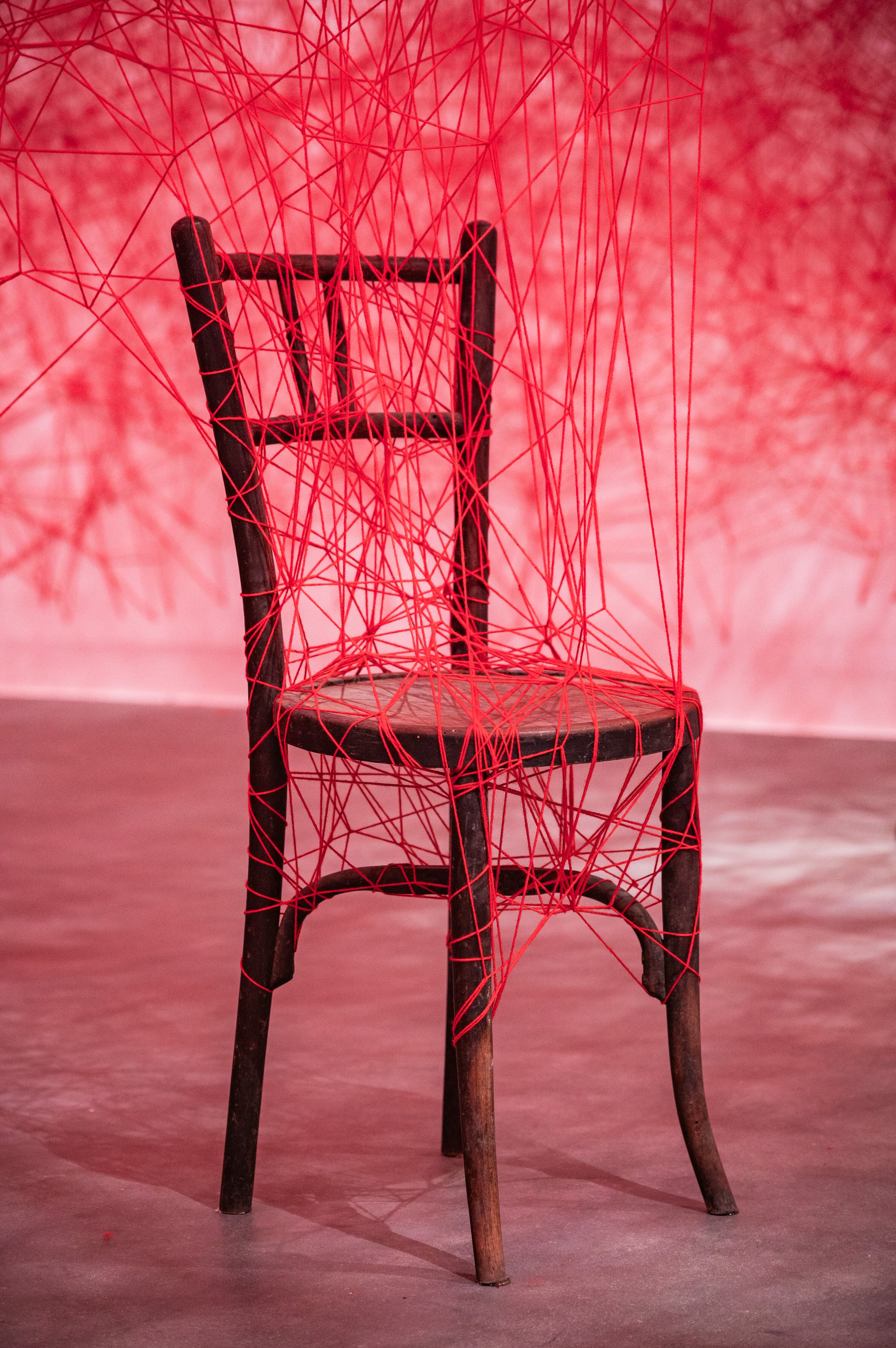 'Cada, quien un universo', 2024, obra de Chiharu Shiota. 