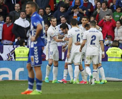 Los jugadores del Real Madrid celebran el gol marcado por su compañero Isco al Deportivo Alavés.