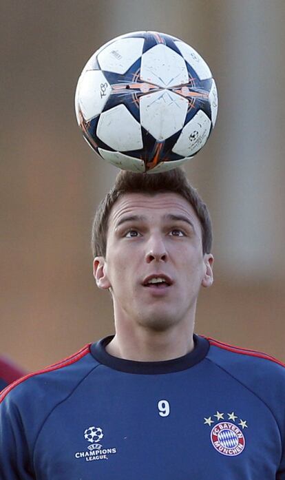 Mario Mandzukic dando toques con la cabeza durante el entrenamiento previo al partido de vuelta de los octavos de final que disputarán mañana ante el Arsenal.