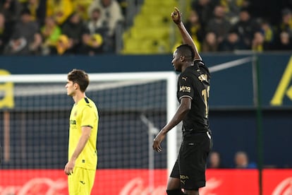 El delantero del Valencia Sadiq Umar celebra su gol contra el Villarreal, durante el partido de este sábado en el estadio de la Cerámica.