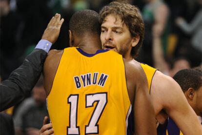 Andrew Bynum y Pau Gasol se abrazan tras la victoria