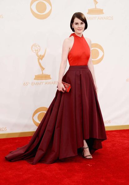 Michelle Dockery, nominada por Downton Abbey, acudió con este Prada bicolor de seda.