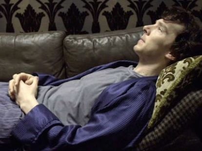 Sherlock Holmes (Benedict Cumberbatch) muito entediado.