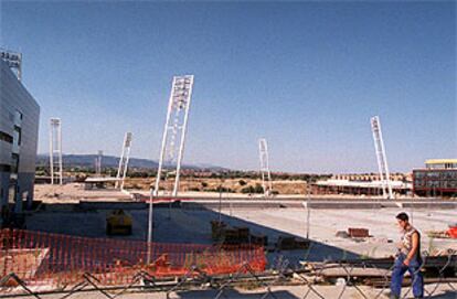 Un trabajador camina junto a las obras del futuro estadio de la Federación Española de Fútbol en Las Rozas.