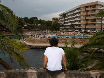 Raymond Sánchez, de espaldas, en Magaluf (Mallorca).