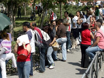 Cola de inmigrantes ante la Comisaría de Ventas, en Madrid en agosto de 2006.