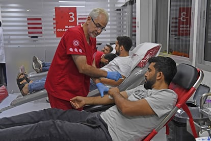 Un grupo de hombres dona sangre en un centro de la Cruz Roja de Beirut, el 17 de septiembre.