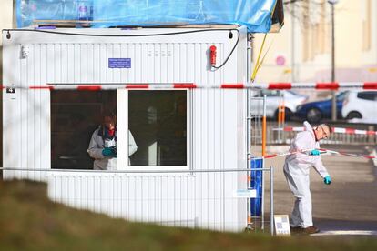 Agentes de policía investigan el ataque más reciente en Alemania.