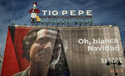 Cartel publicitario de la serie &#039;Narcos&#039;, producida por Netflix, en la Puerta del Sol de Madrid.