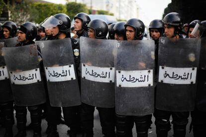 Policías antidisturbios, en formación, para hacer frente a los manifestantes.