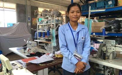 Sok Mean trabaja en el departamento de desarrollo de productos. Es una de las primeras ingenieras industriales de Camboya.