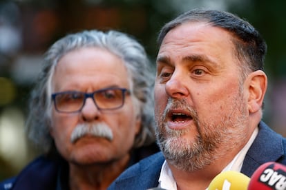 Oriol Junqueras (derecha), candidato a recuperar la presidencia de ERC, durante un acto este martes en Barcelona.