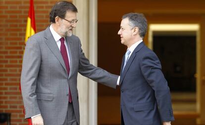 El expresidente del Gobierno Mariano Rajoy, con el lehendakari Íñigo Urkullu en La Moncloa.