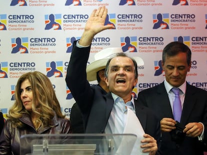 Óscar Iván Zuluaga, escogido candidato presidencial del Centro Democrático, celebra al anuncio en la sede del partido, en Bogotá.