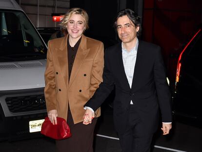 Greta Gerwig y Noah Baumbach llegan a la proyección de 'The Boys In The Boat' en Nueva York el 13 de diciembre de 2023.