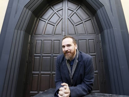 Sánchez Cabezudo posa en la entrada del teatro Abadía de Madrid.