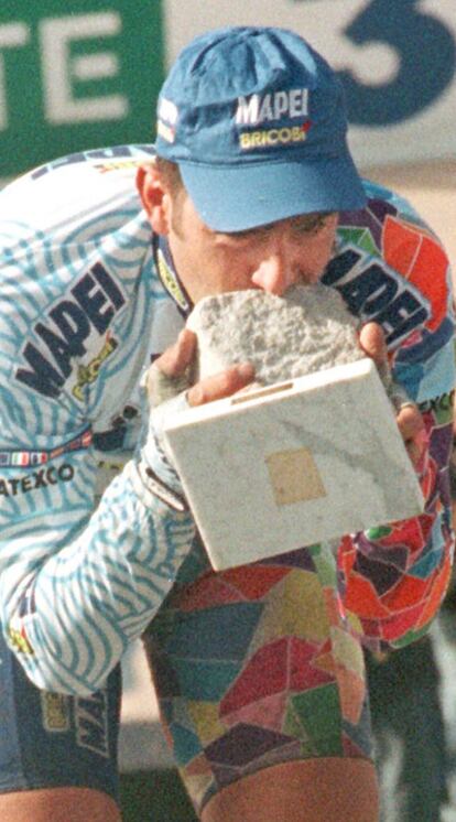 Franco Ballerini, en el podio tras ganar la París-Roubaix de 1998.