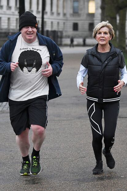 Así apareció pegándose una carrera en 2018 junto a Julie Bishop, Ministra de Relaciones Exteriores de Australia por aquel entonces. Una imagen que prueba que un gorro, una camiseta cualquiera y unos shorts han sido el uniforme más popular de Boris Johnson. Mucho más, incluso, que el traje amplio y arrugado.