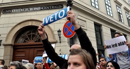 Manifestación de estudiantes y profesores a favor de la CEU en Budapest, el pasado 4 de abril. 