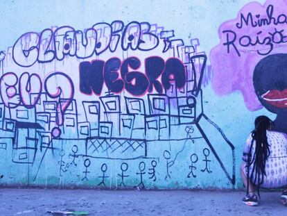 Mariana Rosa, artista, participa en el evento “Claudias, Eu? Negra!” con un grafiti.