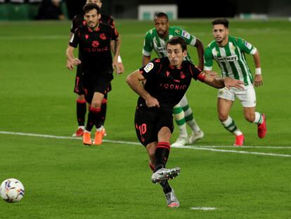 Oyarzabal bate de penalti a Bravo para hacer el 0-2.