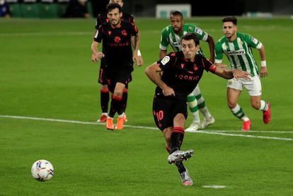 Oyarzabal bate de penalti a Bravo para hacer el 0-2.