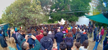 Vecinos concentrados en la alquería de Benimaclet en protesta por el desalojo.