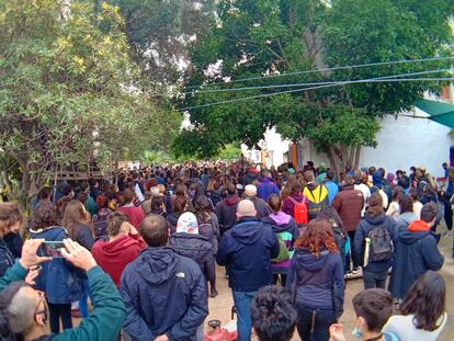 Vecinos concentrados en la alquería de Benimaclet en protesta por el desalojo.