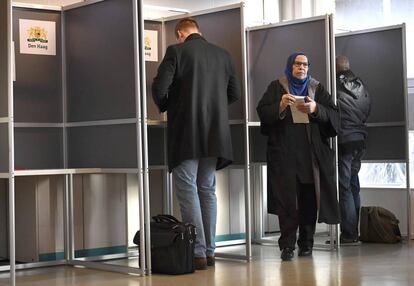 Alrededor de 10.000 centros de votación en todo el país permanecerán abiertos hasta la noche, cuando se empezará a hacer un recuento definitivo. En la imagen, una mujer antes de votar en La Haya.