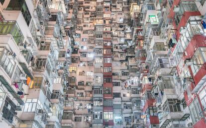 Edificio residencial en Hong Kong. El 55% de la población mundial vive en ciudades; en 2050 será el 70%. ¿De qué manera la arquitectura y el urbanismo influyen en el creciente sentimiento de soledad? |