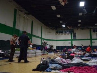 Algunos refugiados se quejan de problemas de salud. No hay medicinas ni servicio médico en este albergue en el centro de Miami