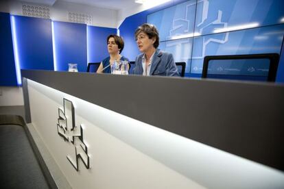 Laura Mintegi, a la derecha, en una rueda de prensa en el Parlamento.