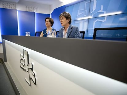 Laura Mintegi, a la derecha, en una rueda de prensa en el Parlamento.