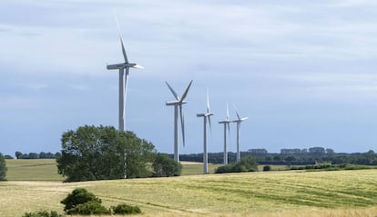 Aerogeneradores alrededor de la granja de Jorgen Tranber, un habitante de Samsø que decidió cambiar sus vacas lecheras para invertir en ellos y obtener energía. Cada uno produce electricidad para alimentar unos 600 hogares, de media.