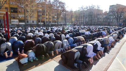 Musulmanes rezando, ayer en las instalaciones  municipales deportivas del barrio de Sant Roc de Badalona.