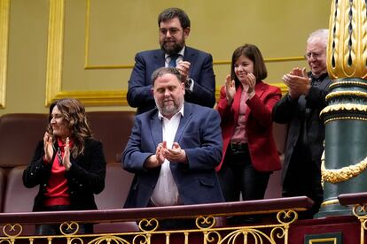 El presidente de ERC, Oriol Junqueras (en el centro), junto a otros diputados de ERC, aplauden tras quedar aprobada la Ley de amnistía, en una sesión plenaria, en el Congreso de los Diputados, este jueves.