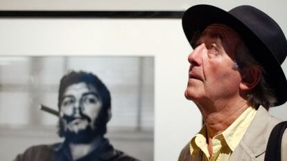 Ren&eacute; Burri, en 2004, frente a su c&eacute;lebre foto del Che Guevara.
 