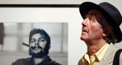 Ren&eacute; Burri, en 2004, frente a su c&eacute;lebre foto del Che Guevara.
 