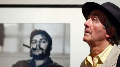 Ren&eacute; Burri, en 2004, frente a su c&eacute;lebre foto del Che Guevara.
 