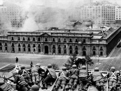 Tropas chilenas bombardean el Palacio de la Moneda, donde se refugia el presidente Salvador Allende durante el golpe de Estado dirigido por Augusto Pinochet.