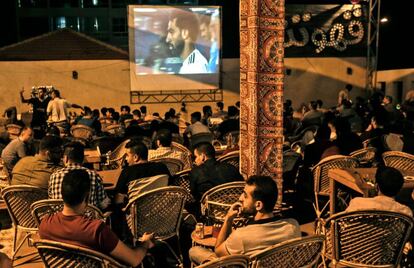 Un grupo de palestinos sigue el partido entre Rusia y Egipto en una cafetería de Gaza, el 19 de junio de 2018.