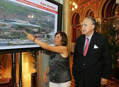 La concejal de Urbanismo, Julia Madrazo, y el alcalde, ante un fotomontaje del futuro estadio.
