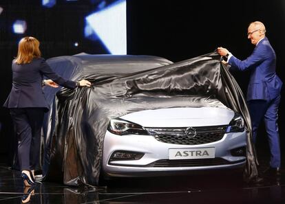 La presidenta y el consejero delegado de General Motors, el pasado 15 de septiembre en la presentación del nuevo Opel Astra.