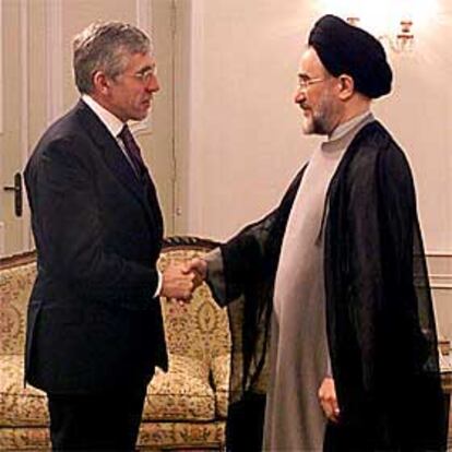 El presidente iraní, Mohamed Jatamí, saluda en Teherán al ministro de Exteriores británico, Jack Straw.