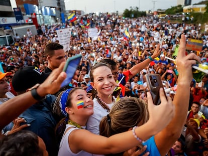 The leader of the Venezuelan opposition, María Corina Machado (center), during a campaign event on July 10 in the municipality of Puerto La Cruz.